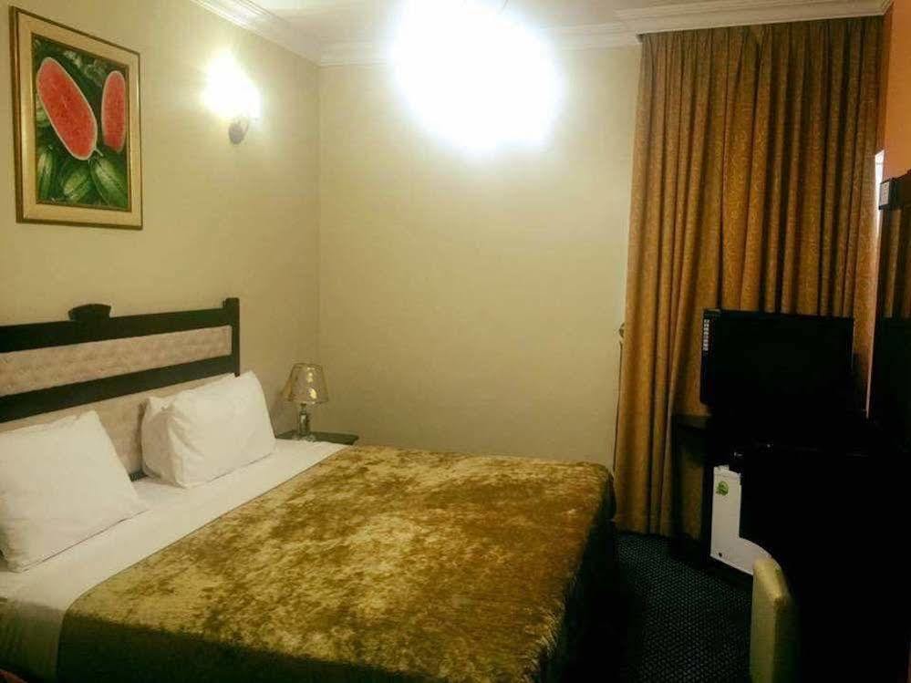 Al Bustan Tower Hotel Suites Sharjah Exteriör bild