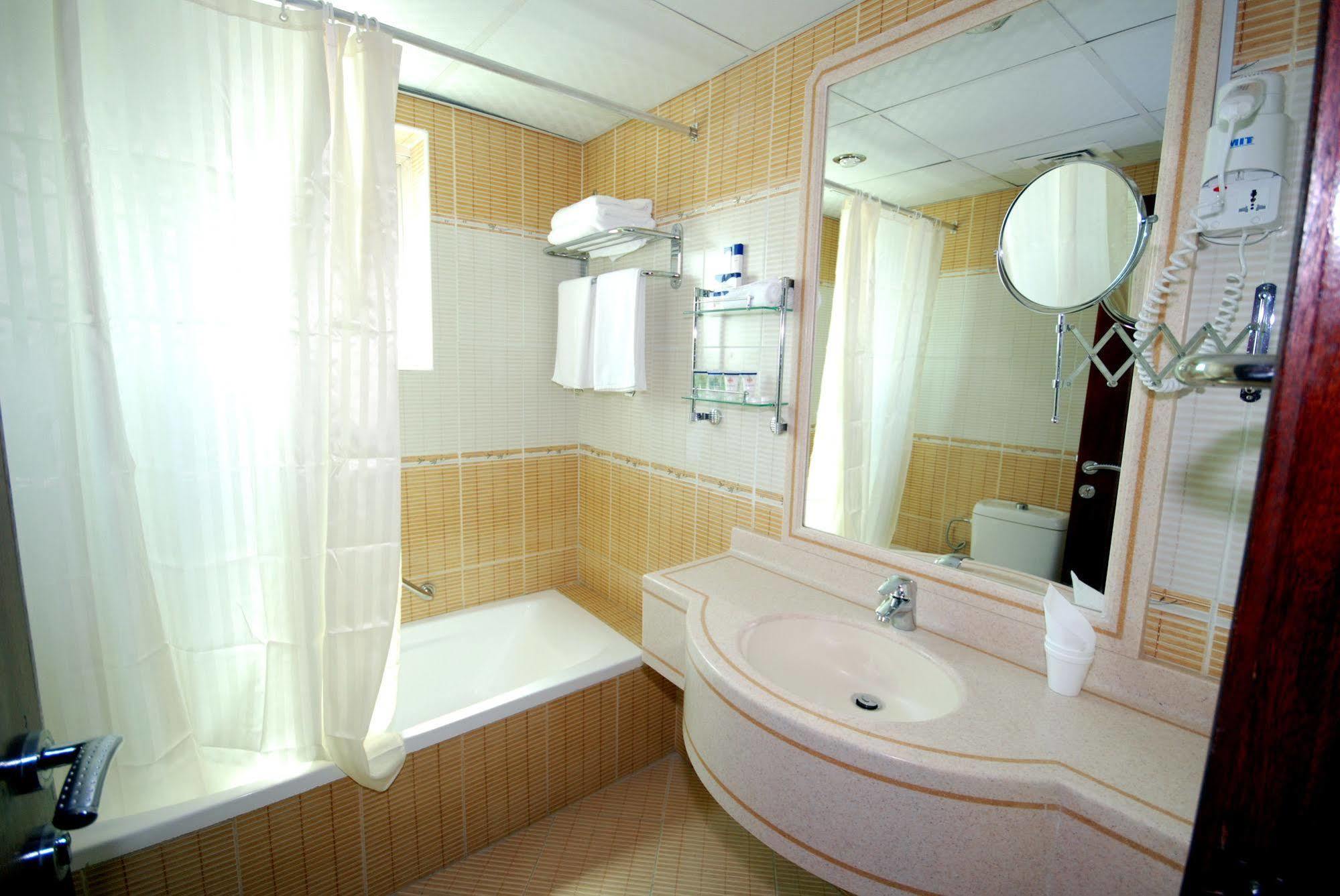 Al Bustan Tower Hotel Suites Sharjah Exteriör bild