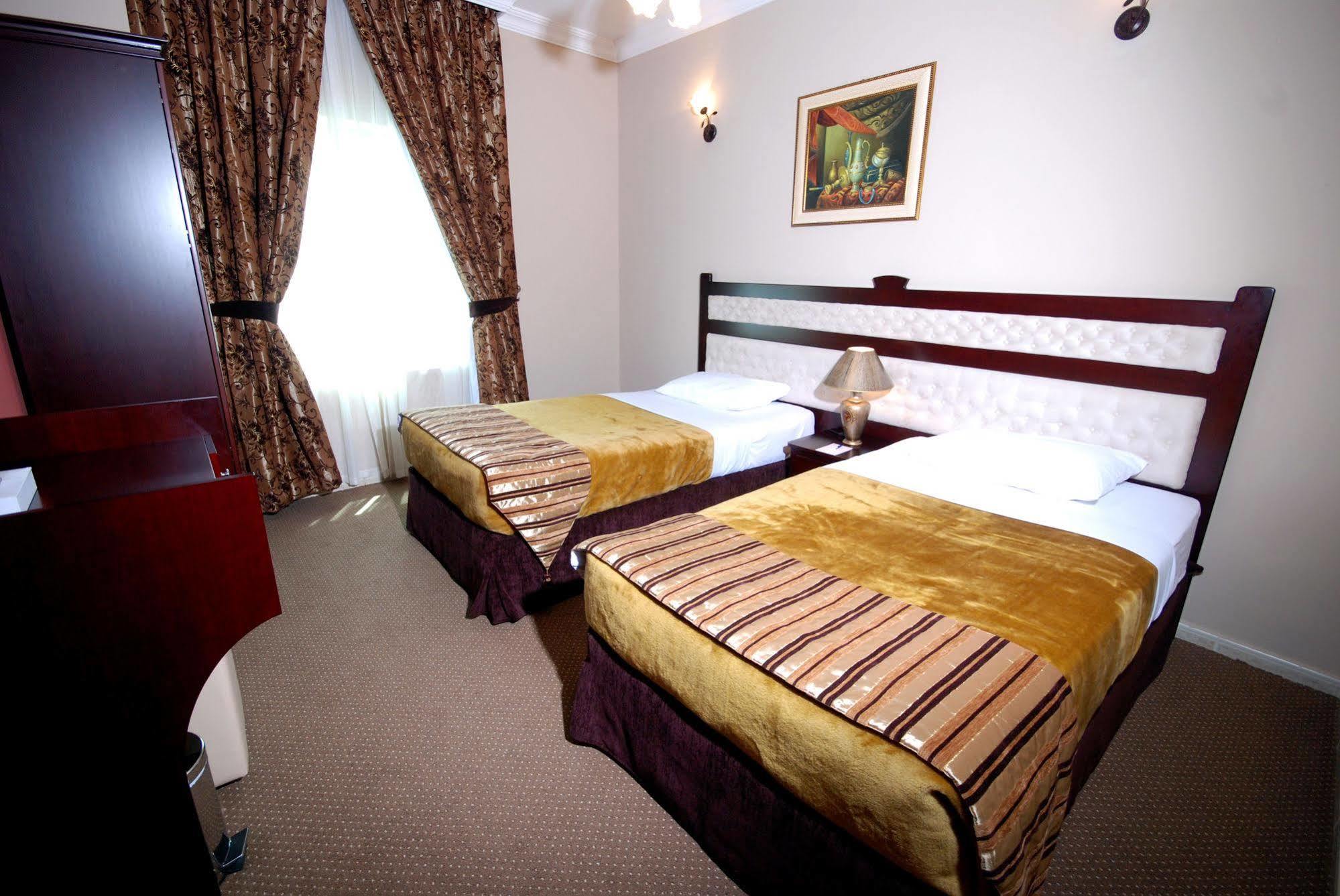 Al Bustan Tower Hotel Suites Sharjah Exteriör bild