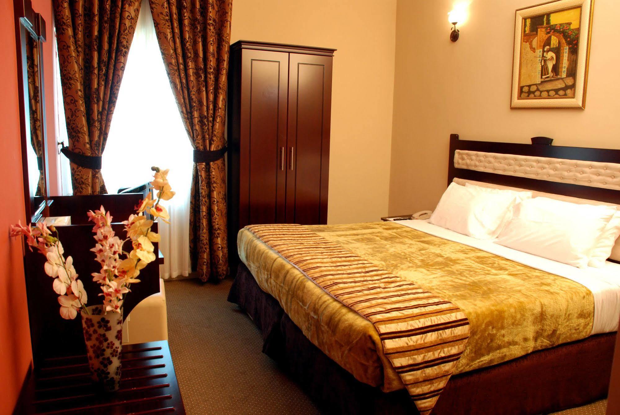 Al Bustan Tower Hotel Suites Sharjah Exteriör bild